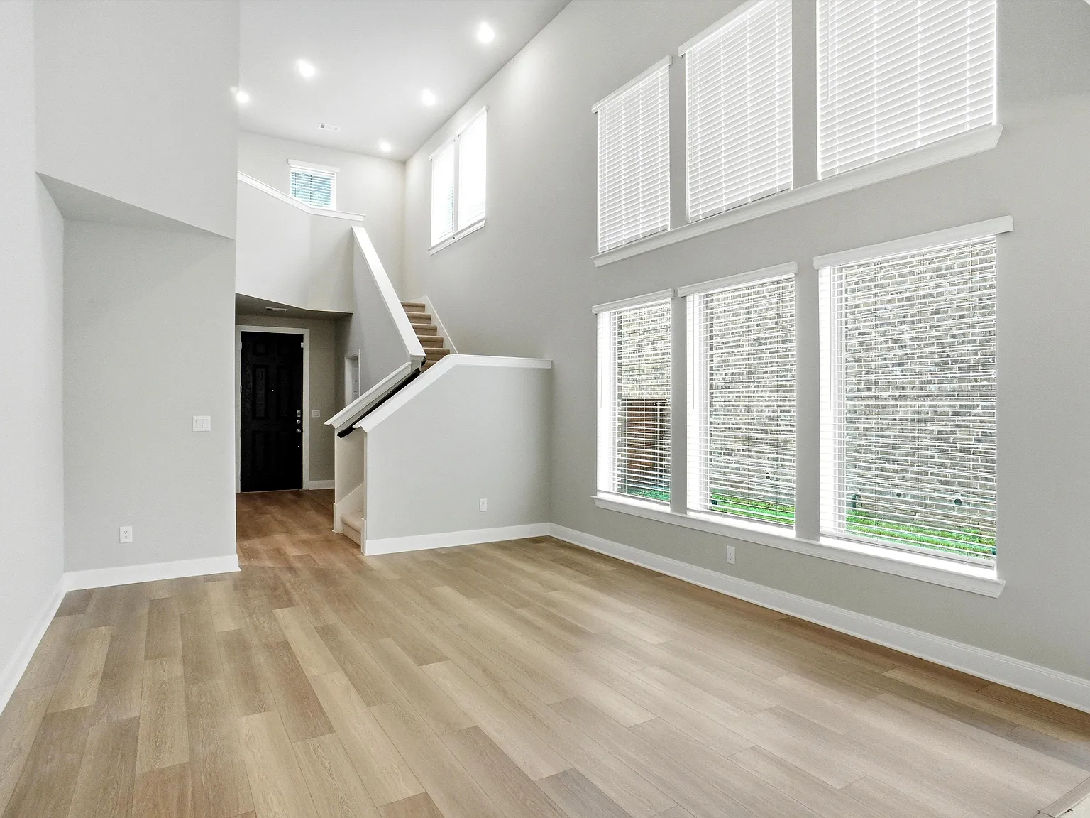 4 bed, 2.5 bath, 2196 sqft, $2,900 — Photo 3
