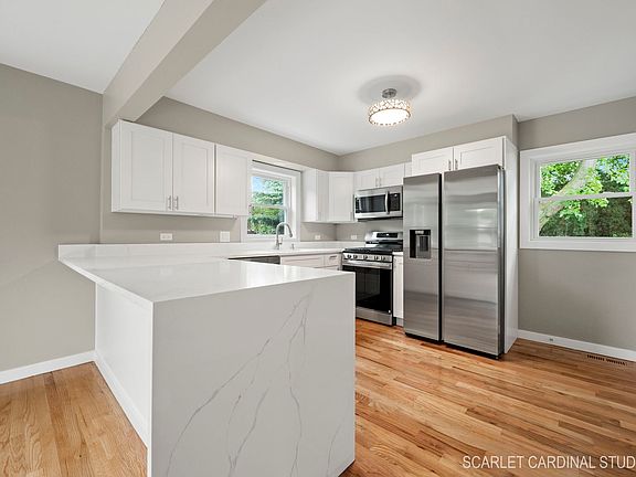 5th image of 104 W Division St