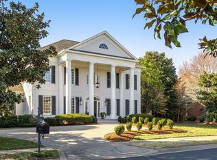 5042 Hill Place Dr, Nashville, TN 37205