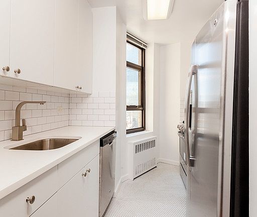 4th image of 245 E 44th St APT 28A
