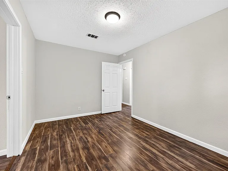 530 Globe St — Photo 29