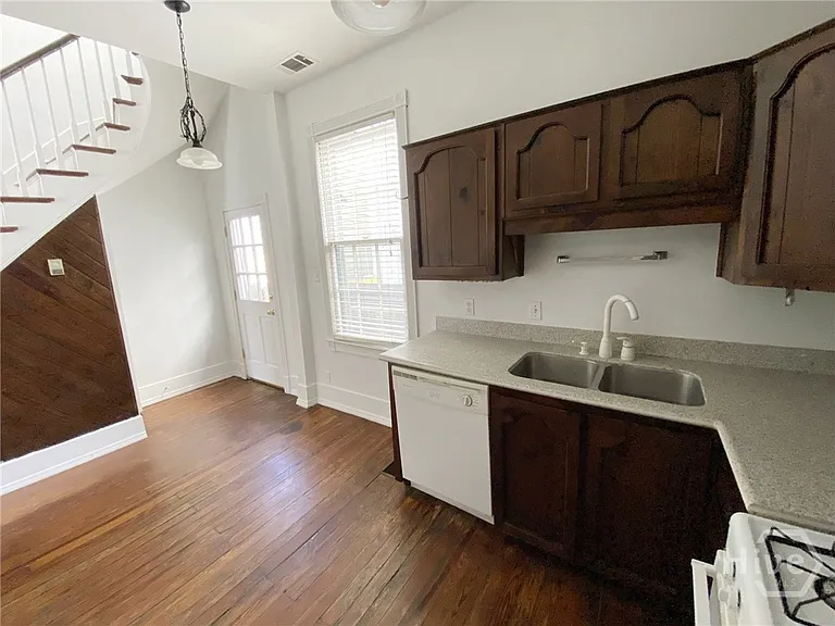 506 E York St — Photo 7