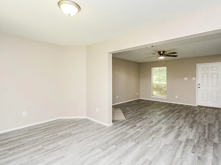 8826 Pecan Place Dr — Photo 2