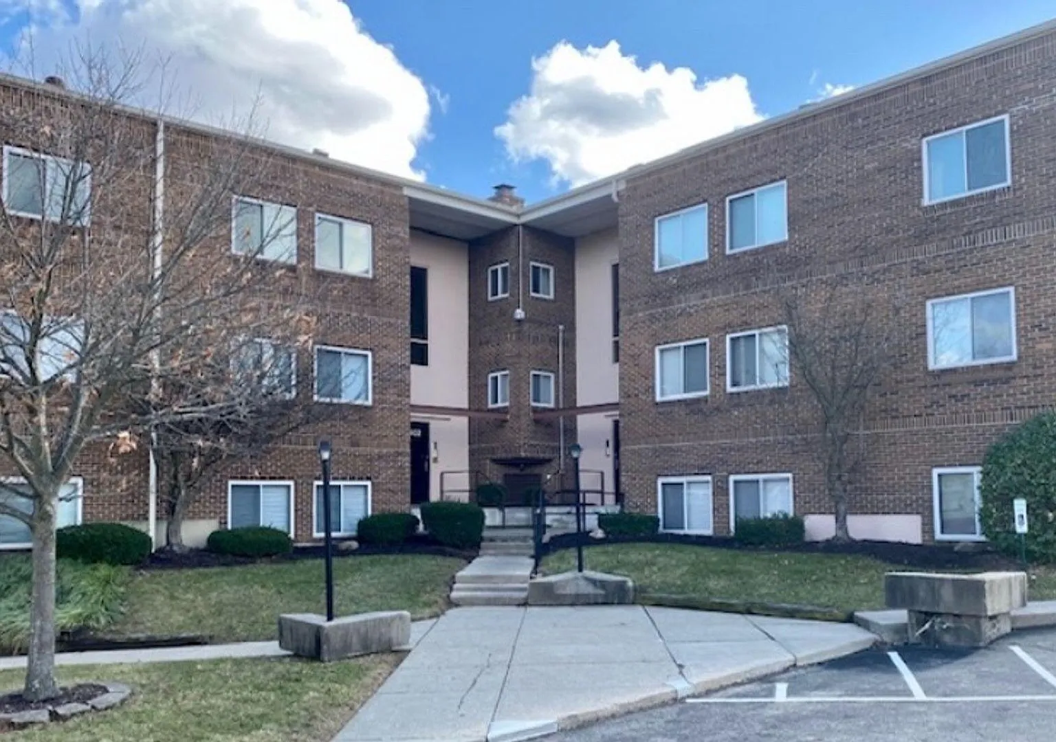2 bed, 700 sqft, $990 — Photo 1