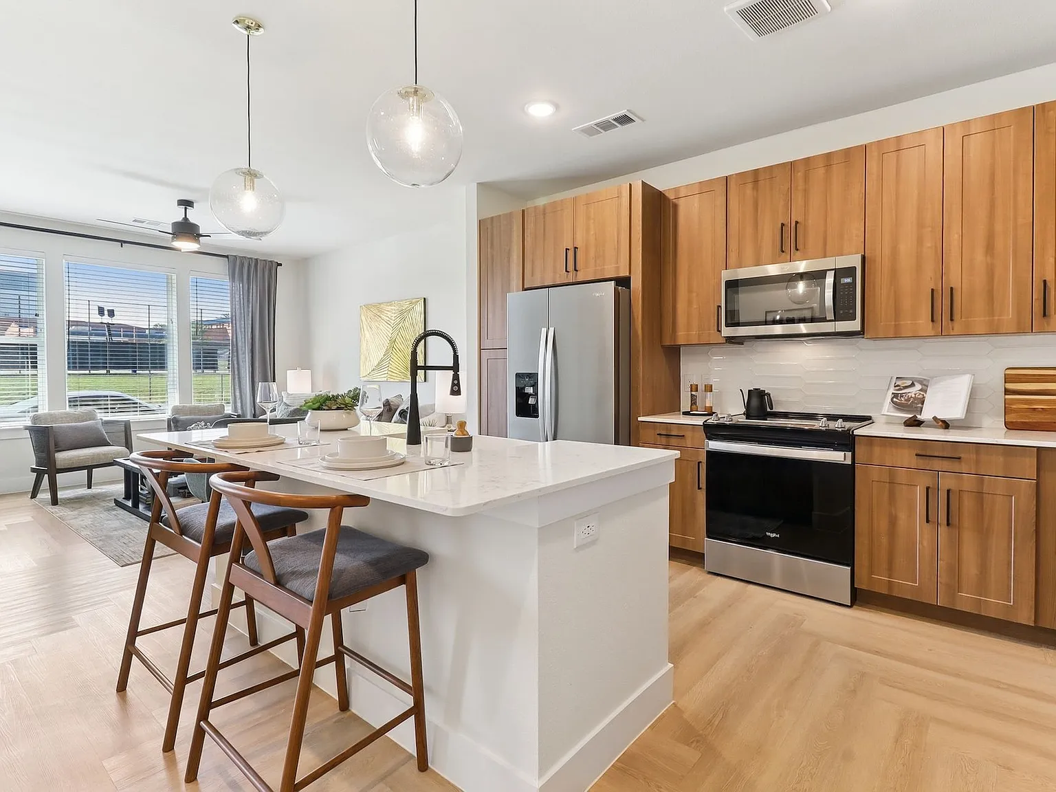 Spacious 2bd, Brentwood, Offering 10 Weeks Free! Patio, W/D, Amenities, Walkability! — Photo 3