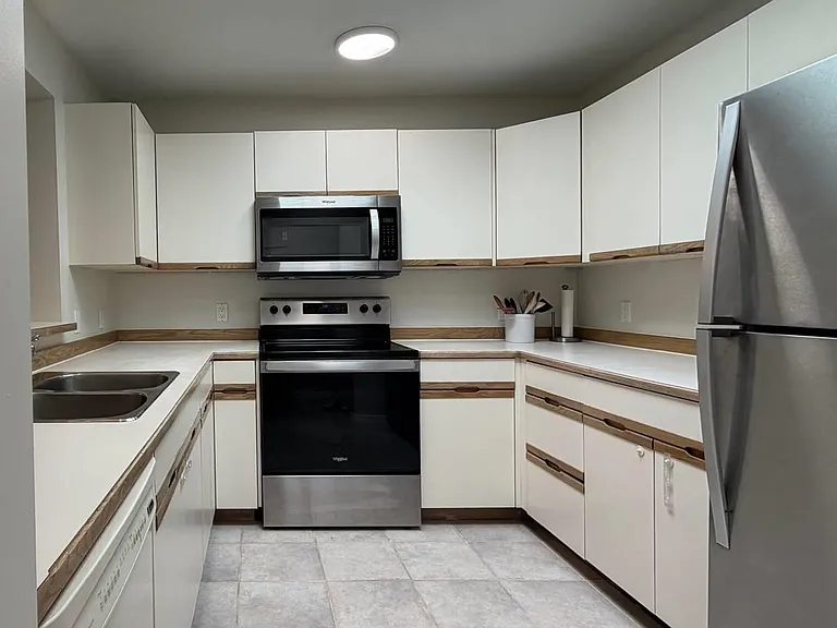 2970 Linwood St #402 — Photo 6