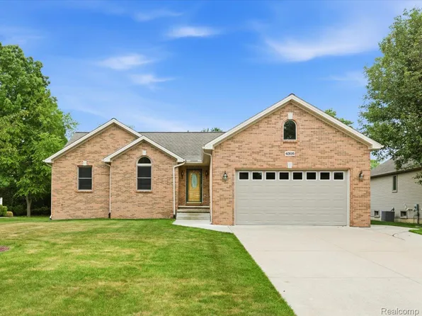4305 Juniper Ln, Port Huron, MI 48060