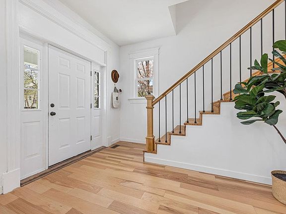 3rd image of 7423 Flora Ave