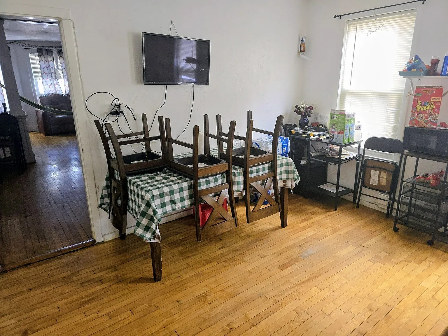 3 bed, 1.0 bath, 3948 sqft, $2,400 — Photo 4