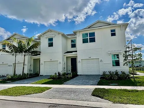 514 SE Rivergrass St #0 Photo 1