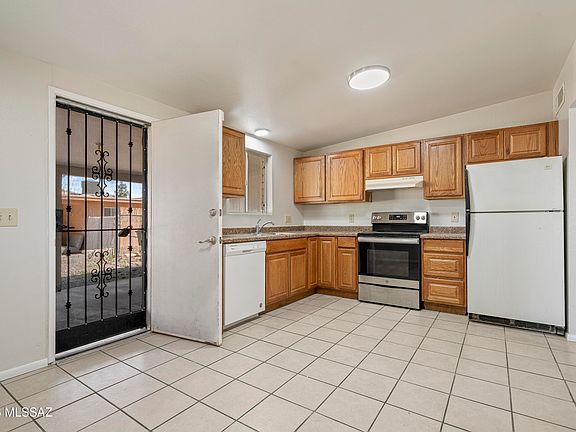 4th image of 964 N Catalina Ave