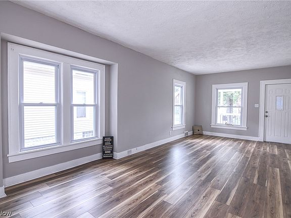 4th image of 557 Wesleyan Ave