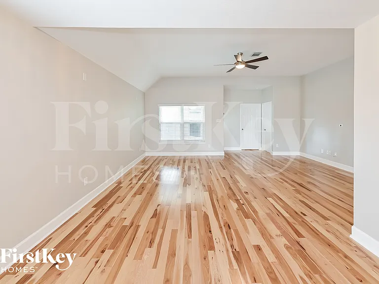 10364 Stone Gate Dr — Photo 2