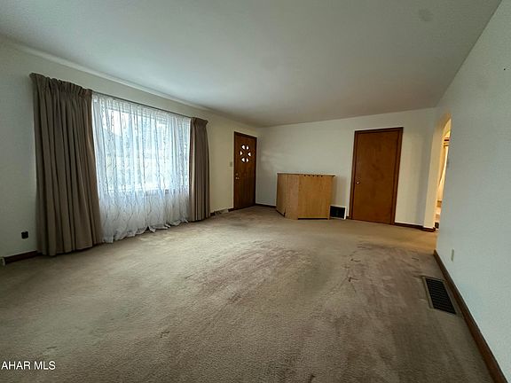 5th image of 294 Maple Hollow Rd