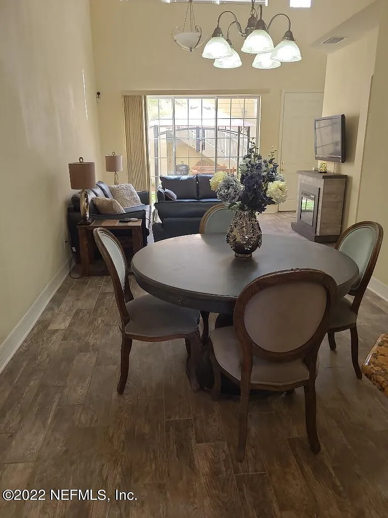 4 bed, 3.5 bath, 2399 sqft, $2,900 — Photo 3