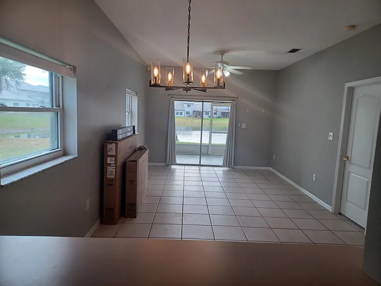 Dining/Living Room

(boxes not incuded)