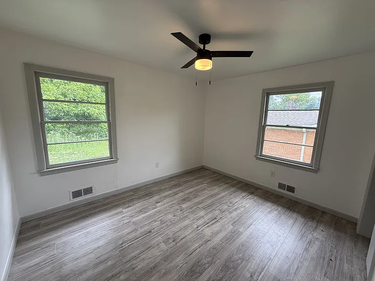 136 N Crownpoint Dr — Photo 8