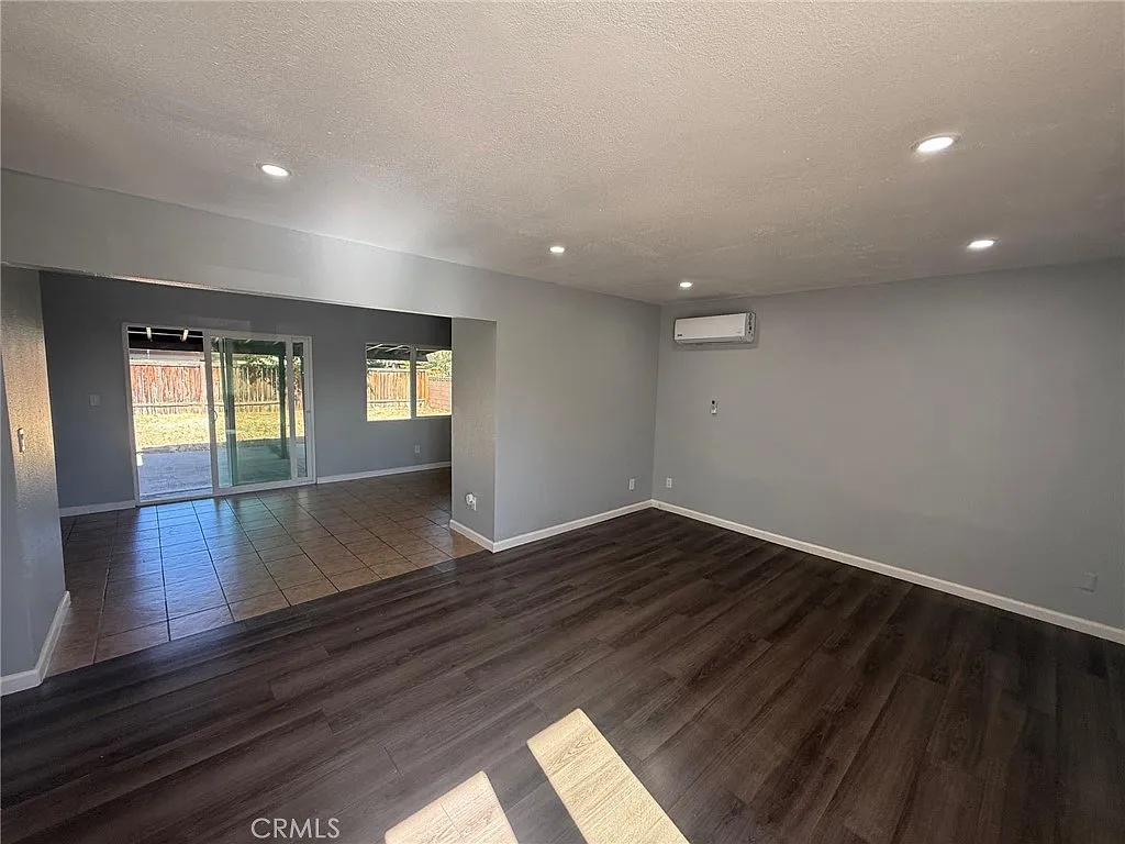 3 bed, 1000 sqft, $2,700 — Photo 2