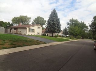 1720 Queens Ct, Carpentersville, IL 60110