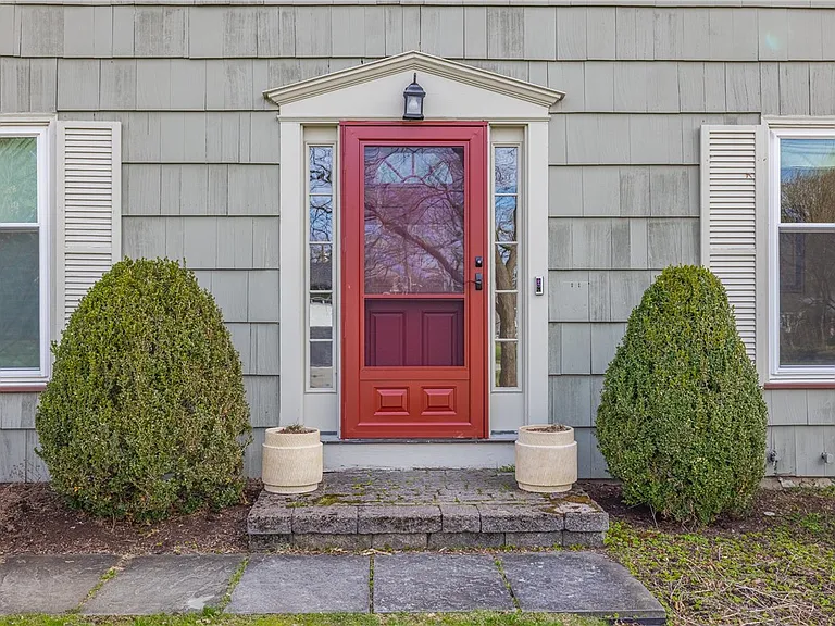 95 Parkwood Ave — Photo 2