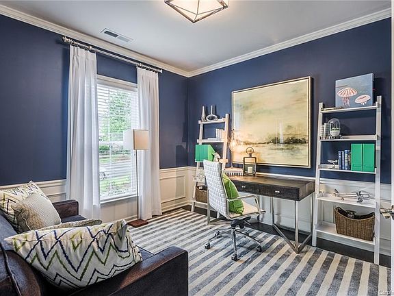 4th image of 1042 Dunwoody Way