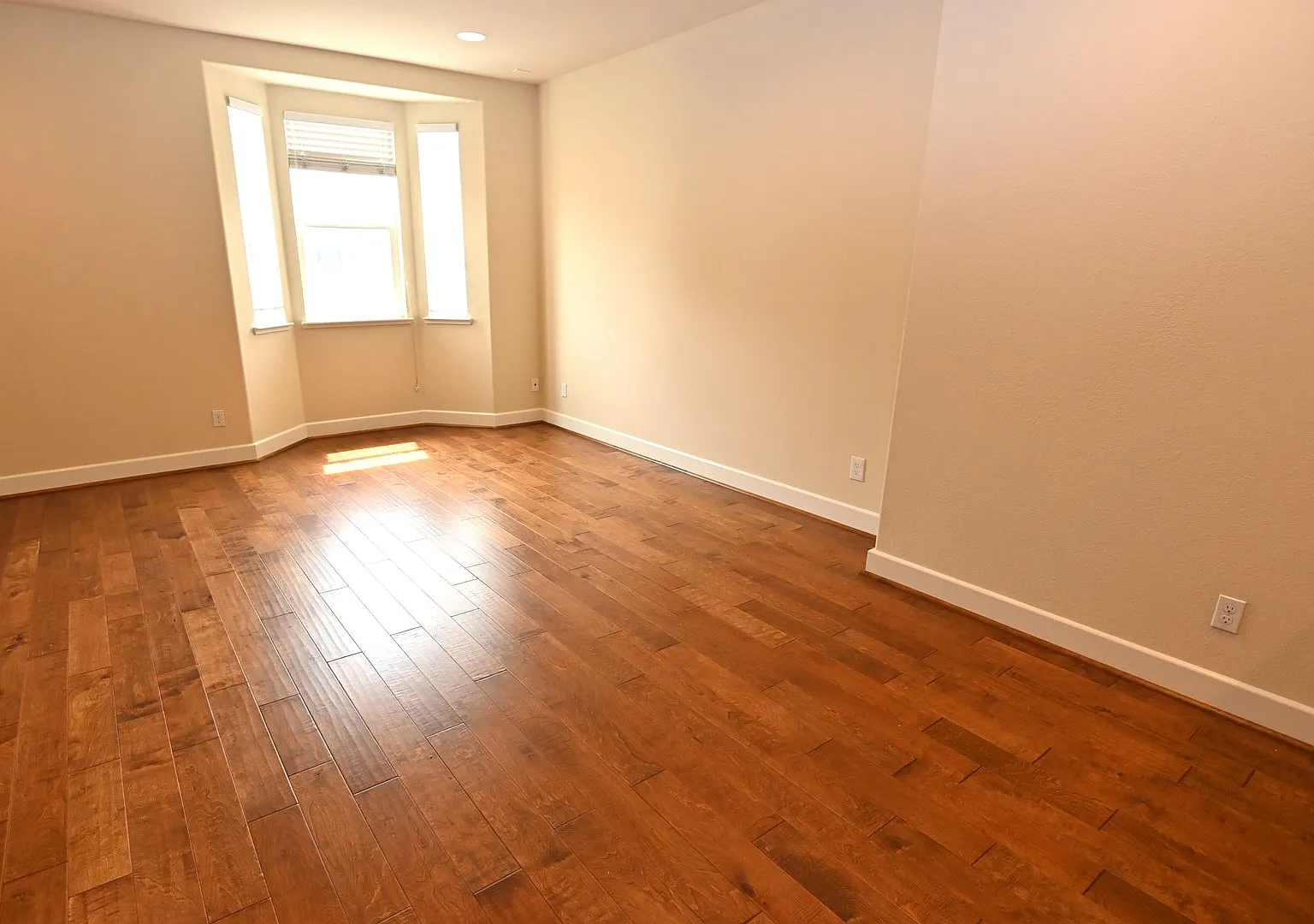 Tralee Village-Tri-Level Townhome, Modern Finished, Community Amenties (580 & Hopyard) — Photo 3