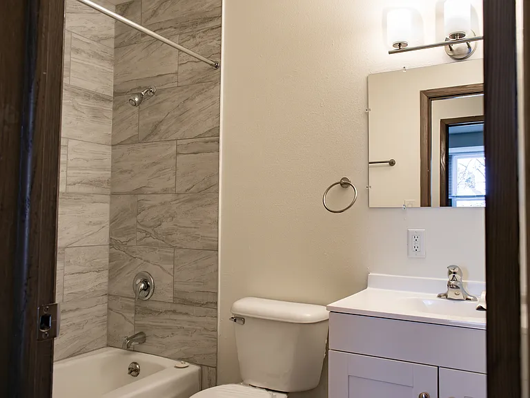 2 Bed / 1 Bath - 1,000 SF - Bathroom