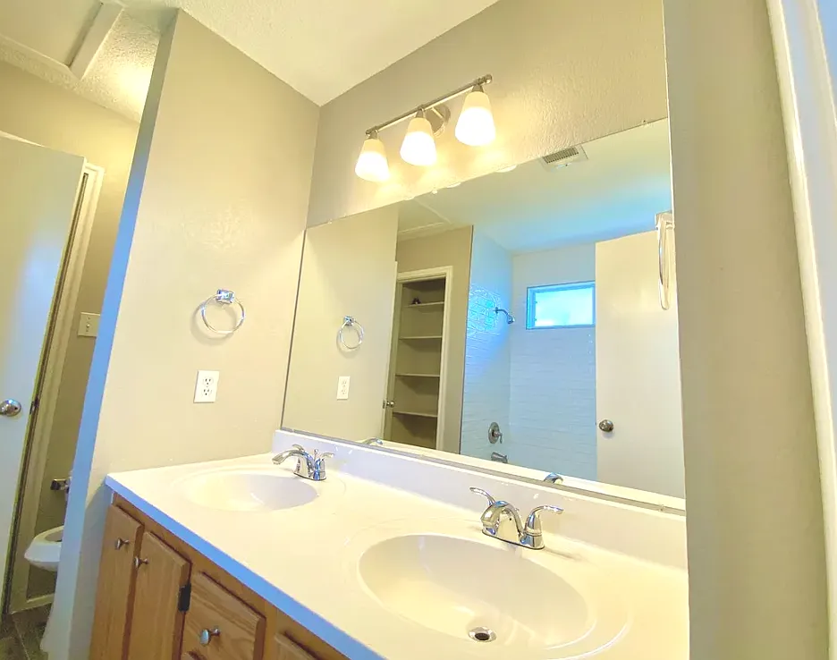 3 bed, 1394 sqft, $2,100 — Photo 2