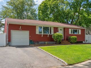 11 Stagg Ln, Commack, NY 11725