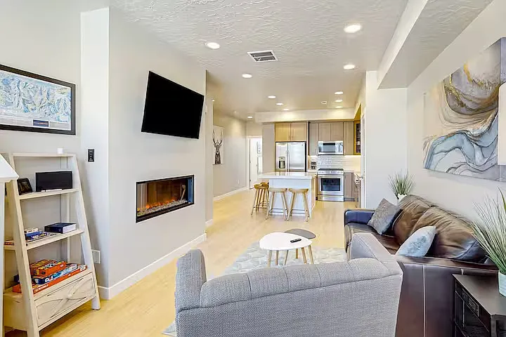 3 bed, 1421 sqft, $3,800 — Photo 3