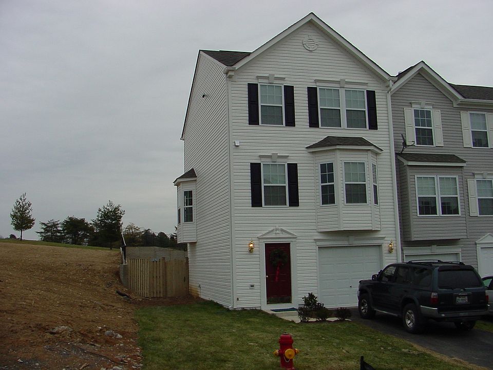 End unit with garage on 10th green
