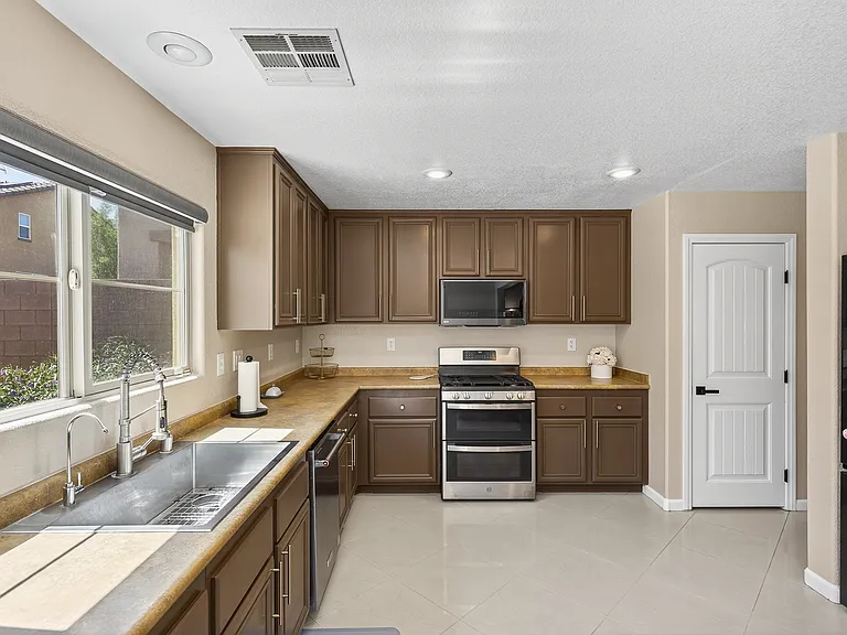 10847 Iona Island Ave — Photo 32