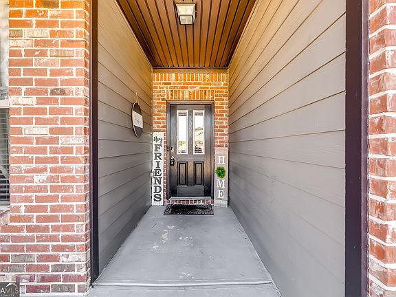 2nd image of 523 Carleton Pl