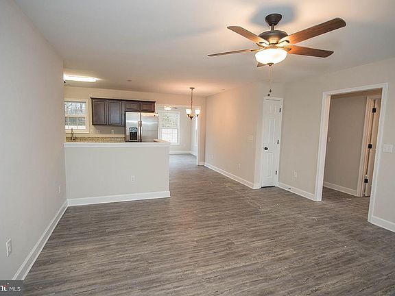 4th image of 601 Hillcrest Dr