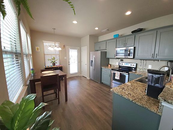 4th image of 510 SE Mueller St #6