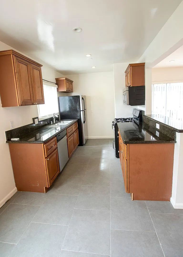 117 - Martel Apartments — Photo 3