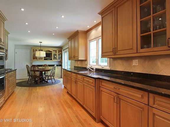 3rd image of 506 Lake Shore Dr N