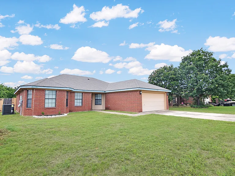 2905 Lindsey Dr — Photo 3