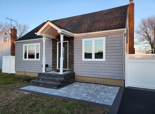 144 Oriole Rd, Levittown, NY 11756