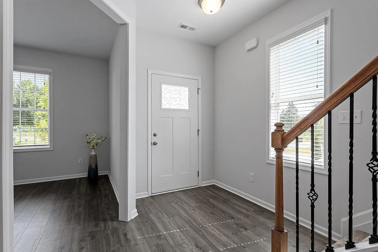 4 bed, 2.5 bath, 2260 sqft, $2,400 — Photo 3