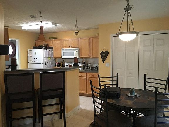 Kitchen and breakfast area