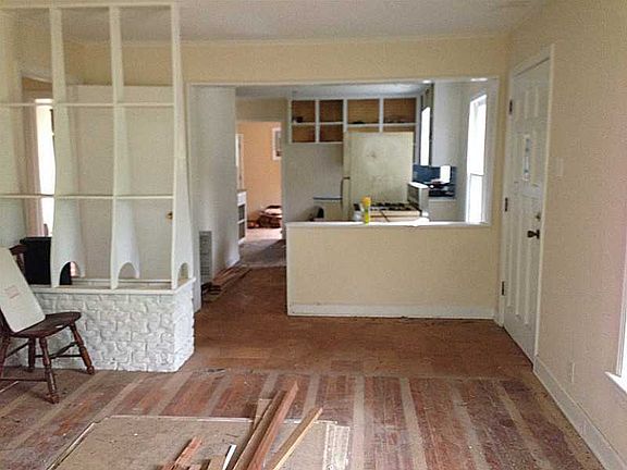 4th image of 2092 Pinecroft Cir