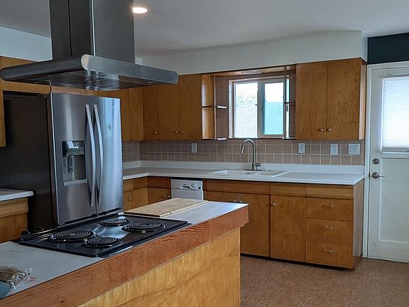 Spacious eat-in kitchen