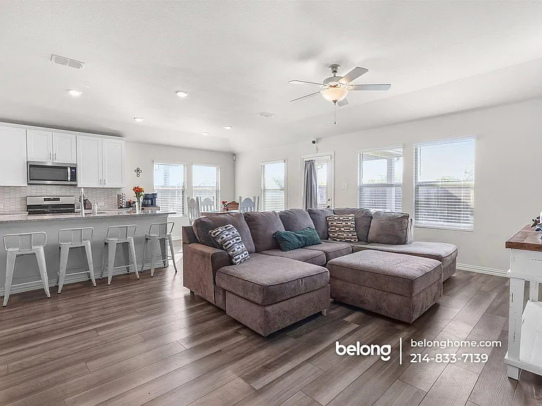 3505 Kingsview Dr — Photo 2