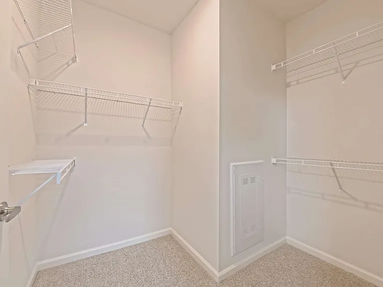 Walk-in Closet Walk-in Closet
