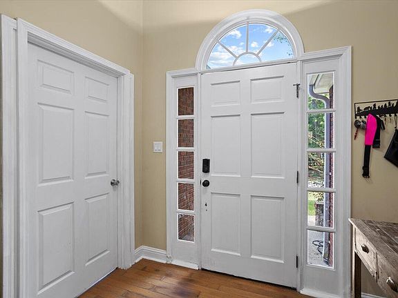 3rd image of 220 Pine Ln
