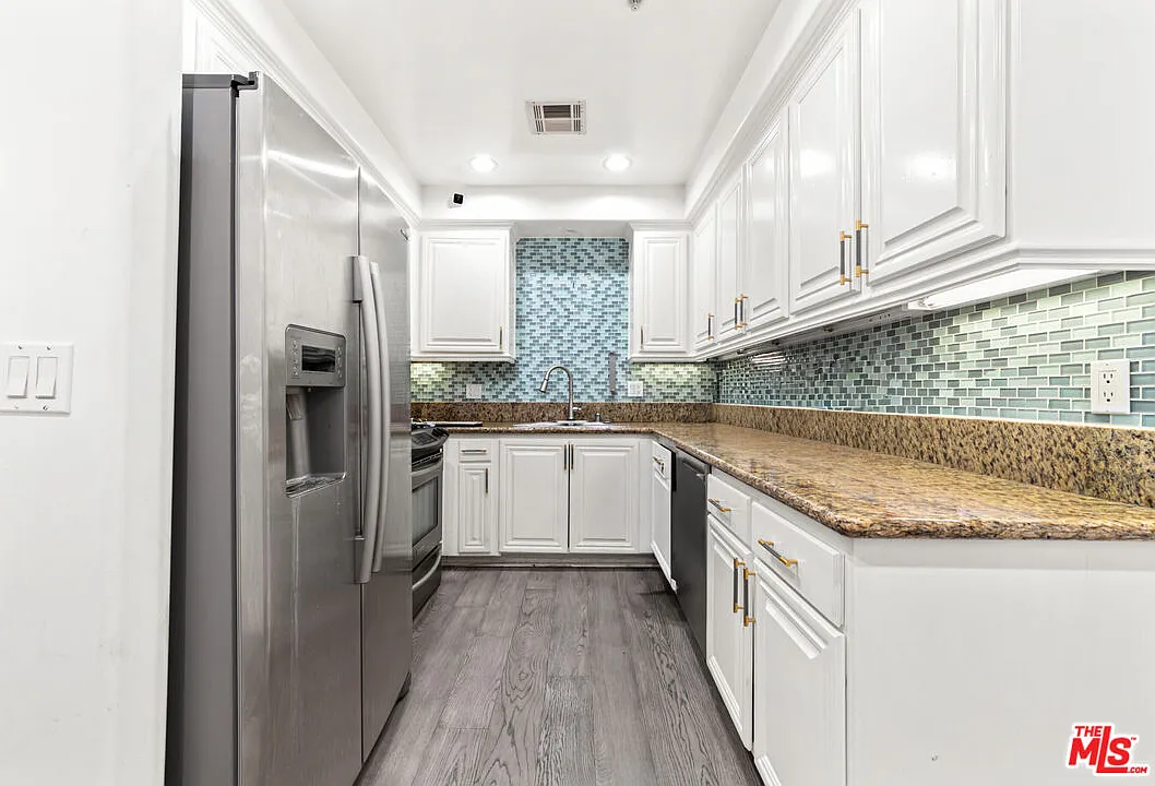 3 bed, 3.0 bath, 1380 sqft, $4,500 — Photo 4
