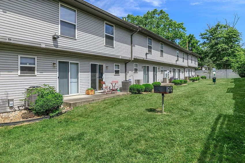 Regency Court Apartments — Photo 4