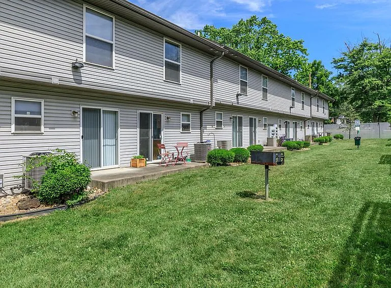 Regency Court Apartments — Photo 4