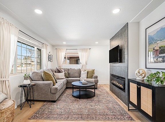 2nd image of 4684 Estes St